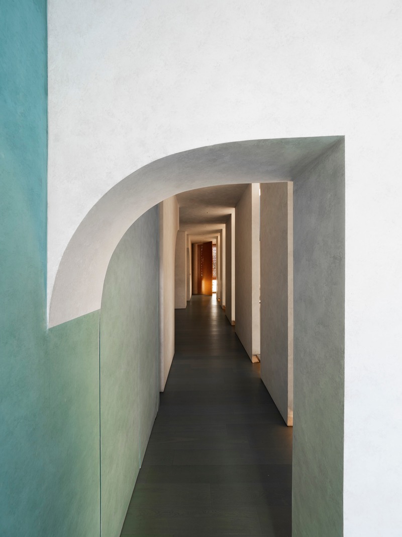 Dossier de presse | 4694-01 - Communiqué de presse | Exhibition of Frozen Time - Waterfrom Design - Architecture commerciale - Aisle to Facial Care Area - Crédit photo : Waterfrom Design