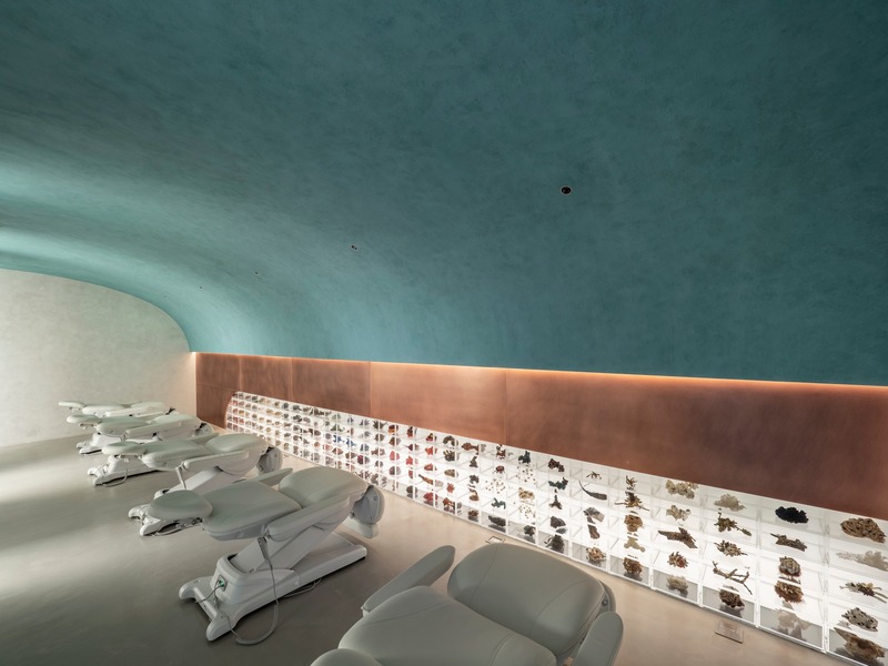 Dossier de presse | 4694-01 - Communiqué de presse | Exhibition of Frozen Time - Waterfrom Design - Architecture commerciale - Facial Care Area - Crédit photo : Waterfrom Design