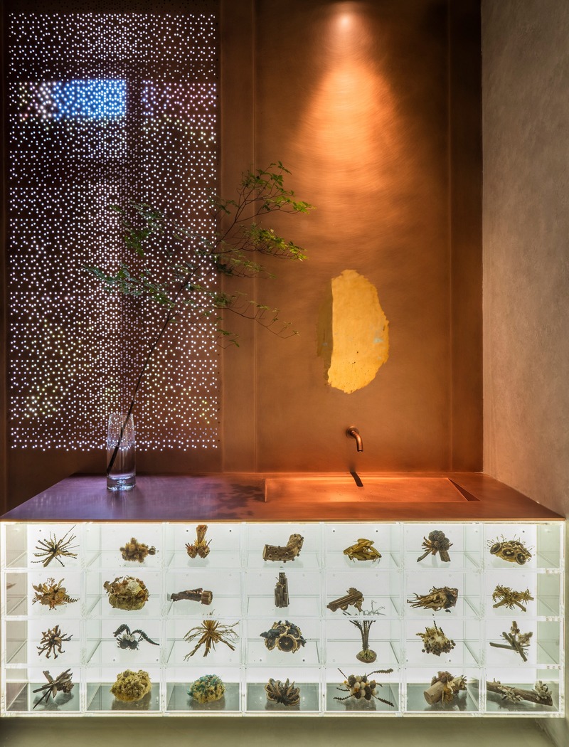 Dossier de presse | 4694-01 - Communiqué de presse | Exhibition of Frozen Time - Waterfrom Design - Architecture commerciale - Toilet - Crédit photo : Waterfrom Design