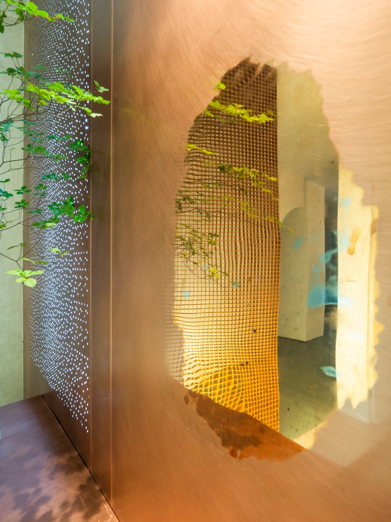 Dossier de presse | 4694-01 - Communiqué de presse | Exhibition of Frozen Time - Waterfrom Design - Architecture commerciale - Mirror of Toilet - Crédit photo : Waterfrom Design