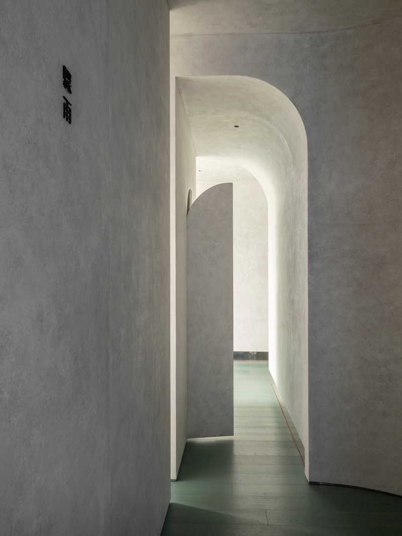 Dossier de presse | 4694-01 - Communiqué de presse | Exhibition of Frozen Time - Waterfrom Design - Architecture commerciale - Aisle to Body Care Area - Crédit photo : Waterfrom Design