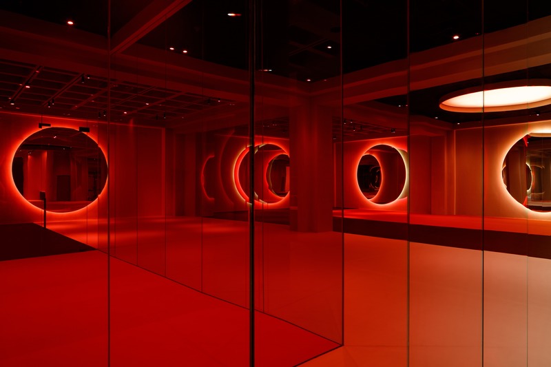 Dossier de presse | 3809-02 - Communiqué de presse | Springs Warehouse Gym - VSHD Design - Design d’intérieur commercial - Red mirror used in key circulation areas of the gym floor. - Crédit photo : Oculis Project 