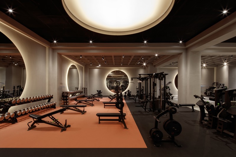 Dossier de presse | 3809-02 - Communiqué de presse | Springs Warehouse Gym - VSHD Design - Design d’intérieur commercial - <p class="">Main Gym floor with an elaborate network of lighting that ultimately defines the ambiance of each space.</p><p class=""><br></p> - Crédit photo : Oculis Project 