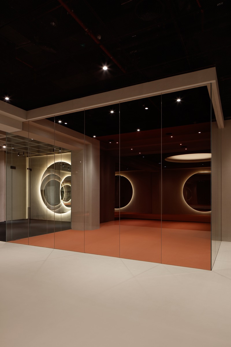 Dossier de presse | 3809-02 - Communiqué de presse | Springs Warehouse Gym - VSHD Design - Design d’intérieur commercial - Seamless glass partitions between studio and main gym floor - Crédit photo :  Oculis Project  