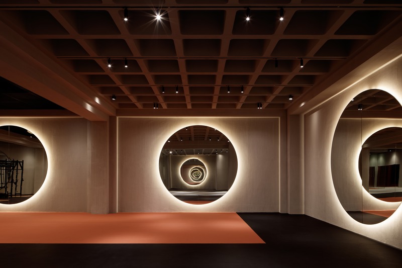 Dossier de presse | 3809-02 - Communiqué de presse | Springs Warehouse Gym - VSHD Design - Design d’intérieur commercial -  <p class="">Circular mirrors creating an illusion of an infinite light tunnel.</p>  - Crédit photo : Oculis Project 