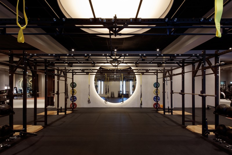 Dossier de presse | 3809-02 - Communiqué de presse | Springs Warehouse Gym - VSHD Design - Design d’intérieur commercial - Rig area with artificial light wells that further emphasize the underground feel of the space. - Crédit photo :  Oculis Project  