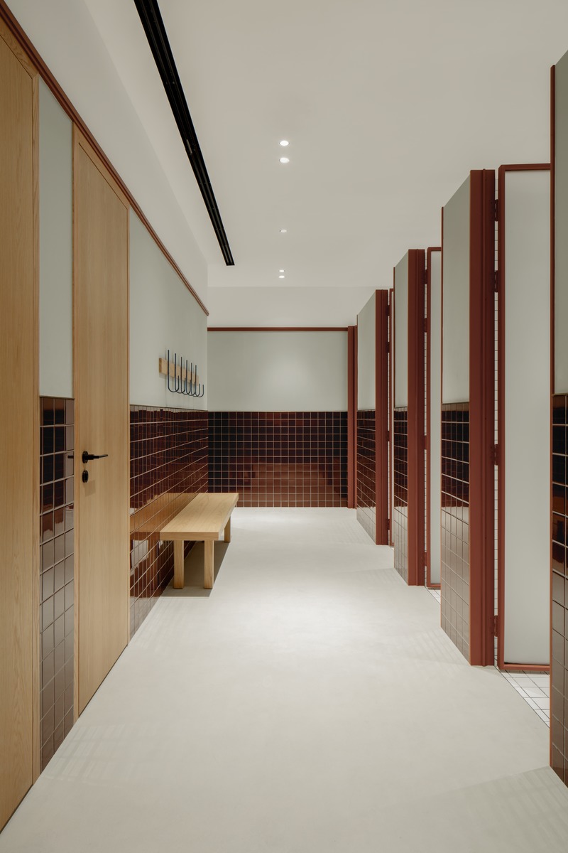 Dossier de presse | 3809-02 - Communiqué de presse | Springs Warehouse Gym - VSHD Design - Design d’intérieur commercial - Changing room  - Crédit photo : Oculis Project 