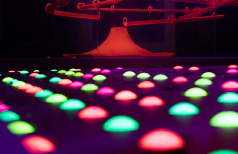 Dossier de presse | 4699-01 - Communiqué de presse | ''THE PATH'' Une installation interactive qui suscite la co-création lors d’un salon commercial - Yerce Architecture & ZAAS - Évènement + Exposition - Towards the creation of an abstract rug, as balls find their way into the empty holes to sit in - Crédit photo : Ayça Taylan