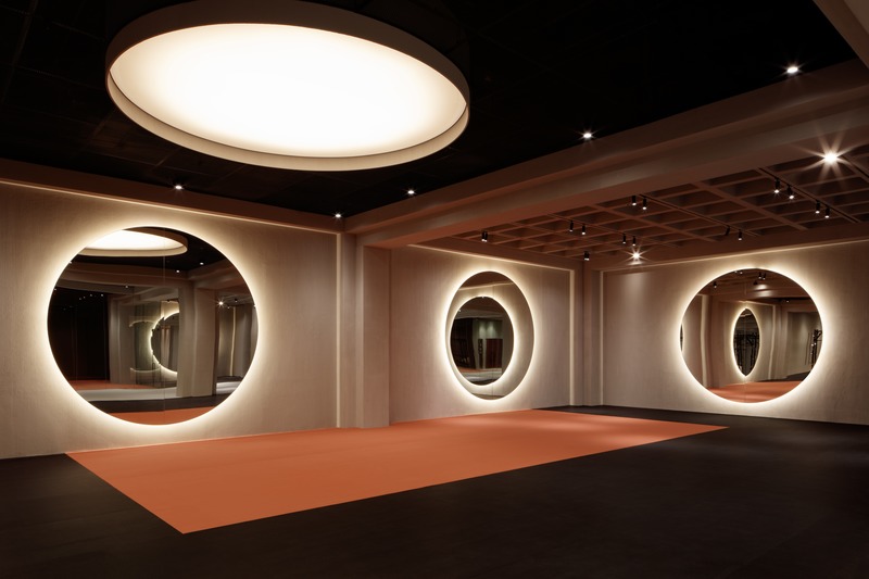 Dossier de presse | 3809-02 - Communiqué de presse | Springs Warehouse Gym - VSHD Design - Design d’intérieur commercial - Design based on the idea of infinity and beyond stretching the views through endless reflections. - Crédit photo : Oculis Project