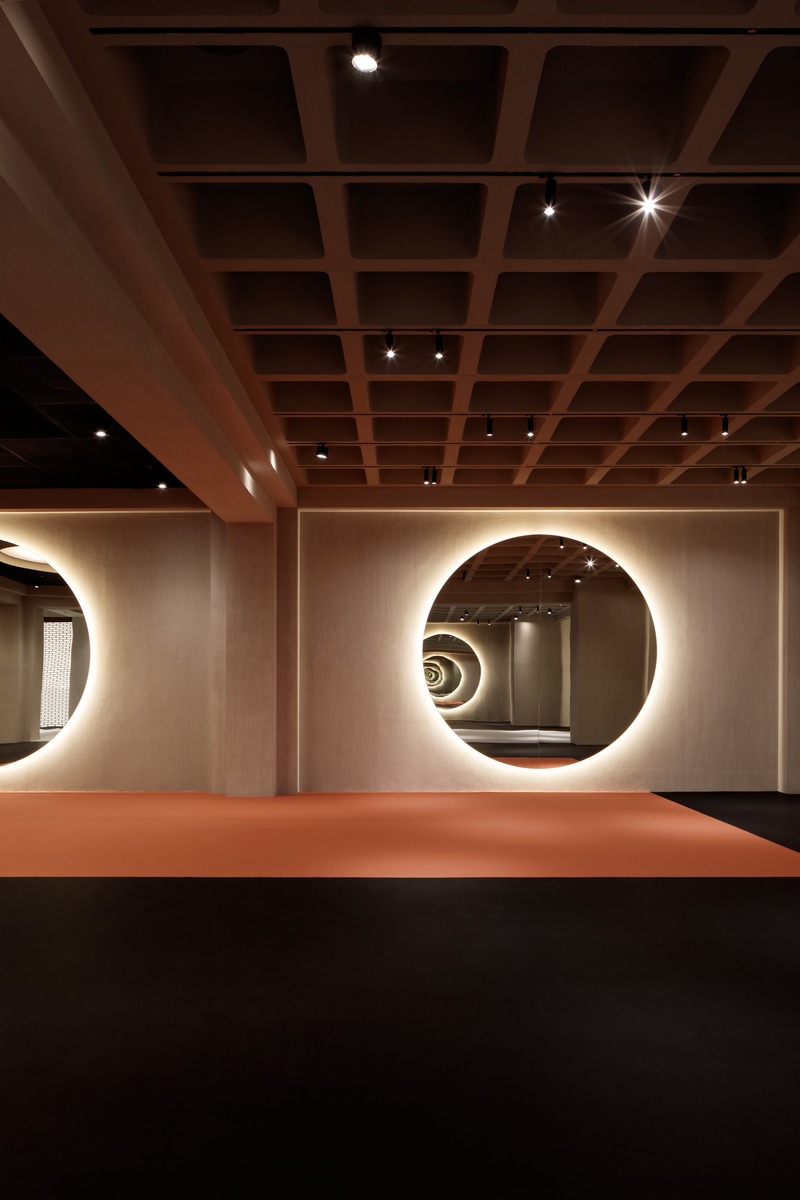 Dossier de presse | 3809-02 - Communiqué de presse | Springs Warehouse Gym - VSHD Design - Design d’intérieur commercial - A column and beam grid structure highlighting the different exercise zones. - Crédit photo : Oculis Project