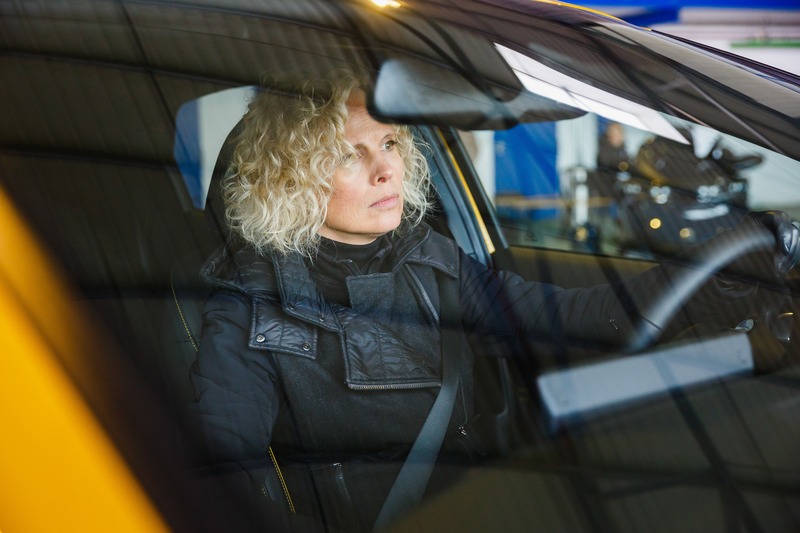Dossier de presse | 1696-26 - Communiqué de presse | More entries than ever before: jury for Red Dot Award has selected year’s best products - Red Dot Design Award - Concours - Adriana Monk testing a car<br> - Crédit photo : Red Dot<br>