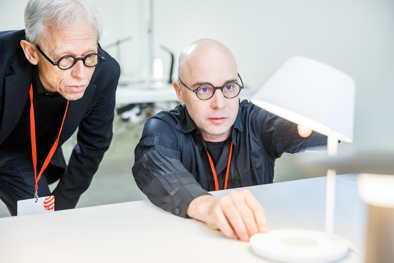 Dossier de presse | 1696-26 - Communiqué de presse | More entries than ever before: jury for Red Dot Award has selected year’s best products - Red Dot Design Award - Concours - Dick Spierenburg and Mårten Claesson assessing a lamp<br> - Crédit photo : Red Dot<br>