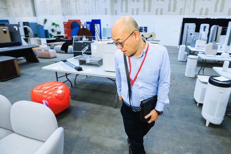 Dossier de presse | 1696-26 - Communiqué de presse | More entries than ever before: jury for Red Dot Award has selected year’s best products - Red Dot Design Award - Concours - Jury member Ken Nah testing the gita robot<br style=""> - Crédit photo : Red Dot<br>
