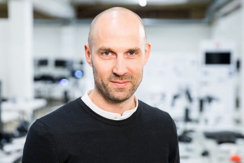 Dossier de presse | 1696-26 - Communiqué de presse | More entries than ever before: jury for Red Dot Award has selected year’s best products - Red Dot Design Award - Concours - Jury member Simon Husslein<br> - Crédit photo : Red Dot<br>