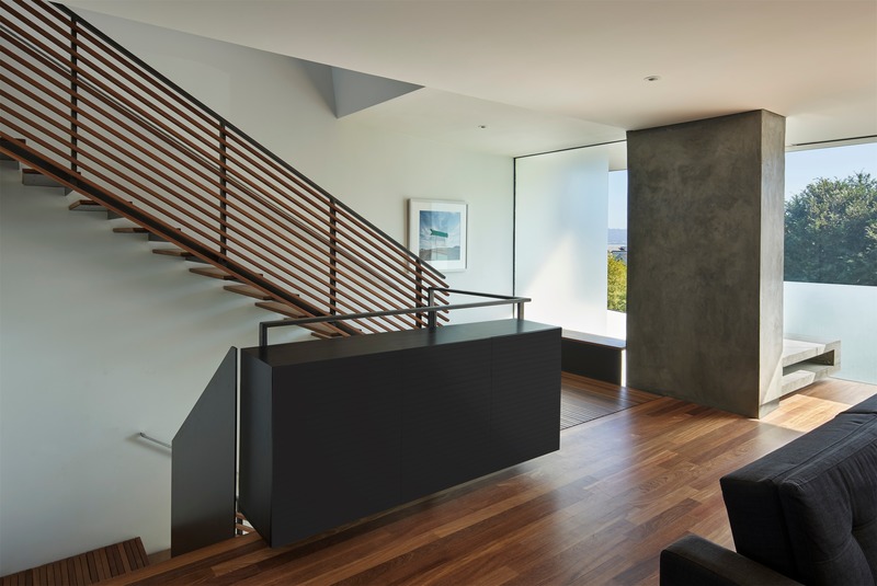 Dossier de presse | 1891-05 - Communiqué de presse | House on Hillside - Terry & Terry Architecture - Architecture résidentielle - stair shaft at living space - Crédit photo : Bruce Damonte
