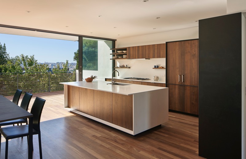 Dossier de presse | 1891-05 - Communiqué de presse | House on Hillside - Terry & Terry Architecture - Architecture résidentielle - kitchen at rear deck - Crédit photo : Bruce Damonte