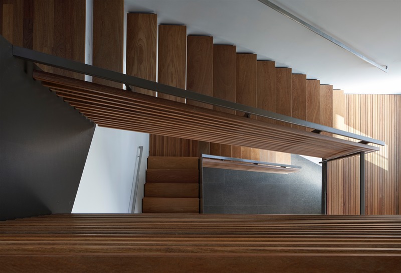 Dossier de presse | 1891-05 - Communiqué de presse | House on Hillside - Terry & Terry Architecture - Architecture résidentielle - detail of stair shaft - Crédit photo : Bruce Damonte