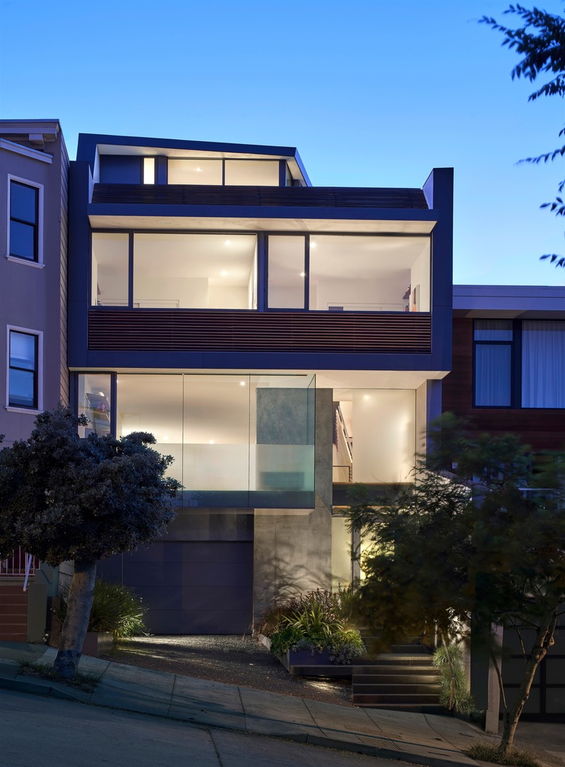 Dossier de presse | 1891-05 - Communiqué de presse | House on Hillside - Terry & Terry Architecture - Architecture résidentielle - front elevation at dusk - Crédit photo : Bruce Damonte