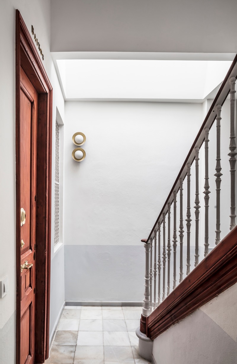 Dossier de presse | 4477-01 - Communiqué de presse | Vallirana 47. Hybrid superposition - vora - Design d’intérieur résidentiel - new skylight at the end of the entrance corridor - Crédit photo : Adrià Goula