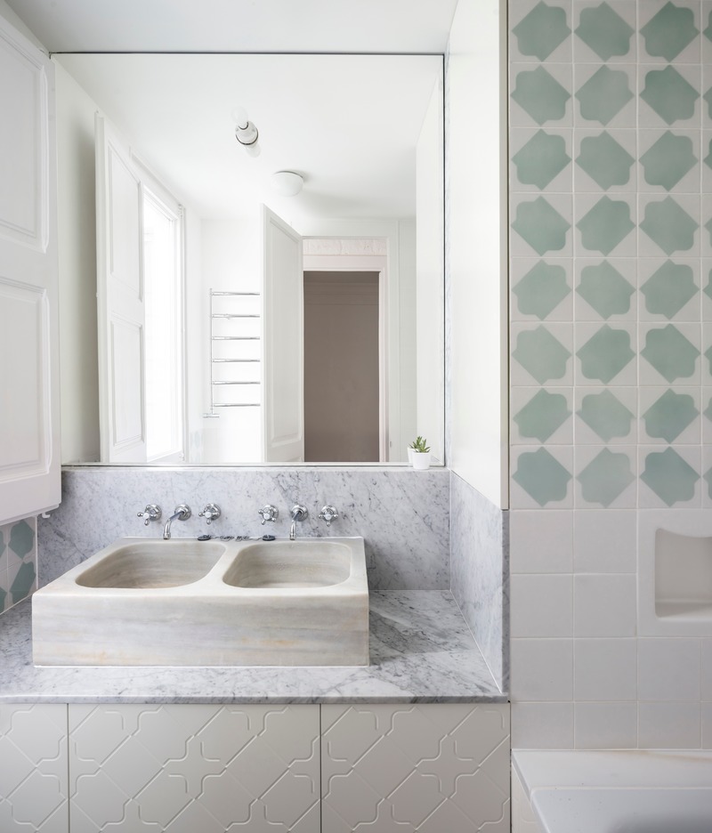 Dossier de presse | 4477-01 - Communiqué de presse | Vallirana 47. Hybrid superposition - vora - Design d’intérieur résidentiel - Bathroom. Marble sinks recycled from the building old kitchens. Bespoke tiles by Cumella - Crédit photo : Adrià Goula