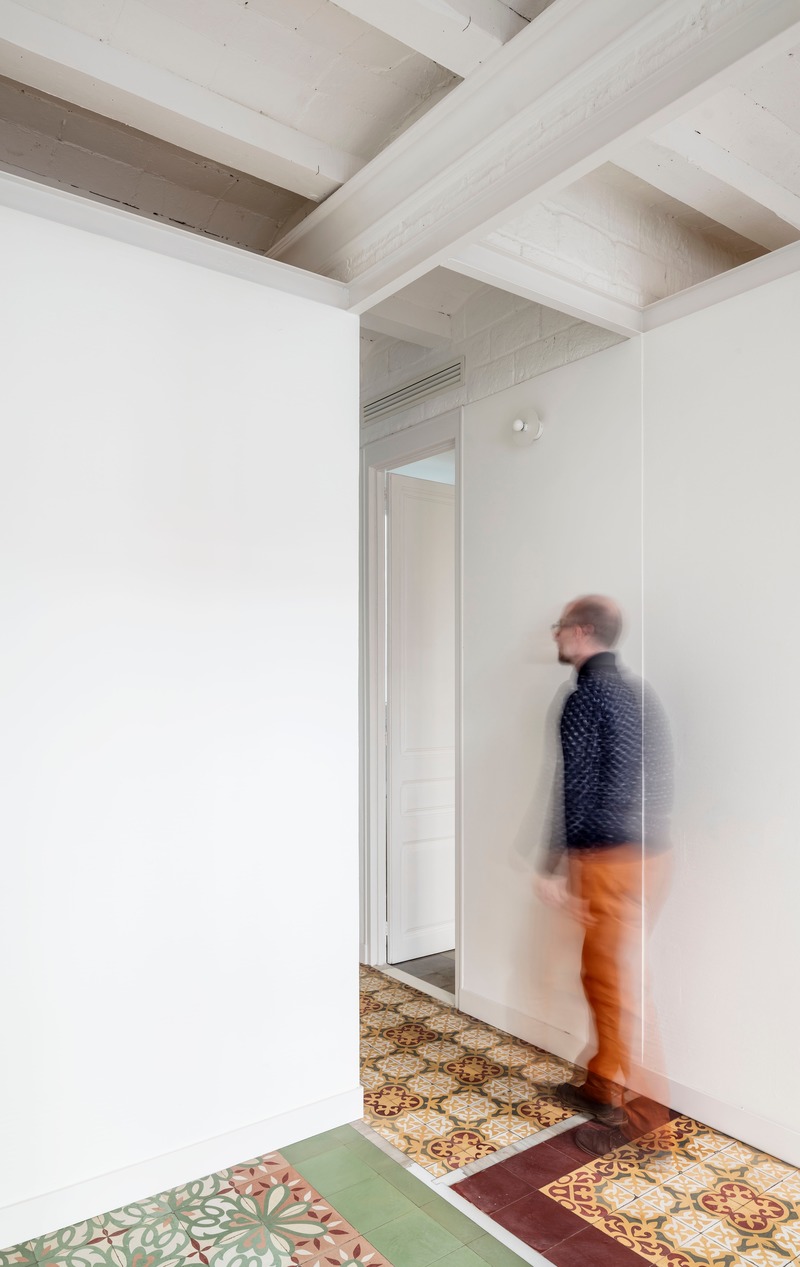 Dossier de presse | 4477-01 - Communiqué de presse | Vallirana 47. Hybrid superposition - vora - Design d’intérieur résidentiel - Crédit photo : Adrià Goula