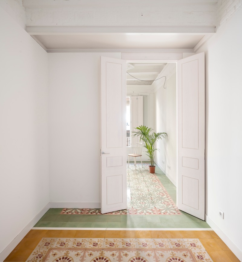 Dossier de presse | 4477-01 - Communiqué de presse | Vallirana 47. Hybrid superposition - vora - Design d’intérieur résidentiel - original floors are superposed to new division walls - Crédit photo : Adrià Goula