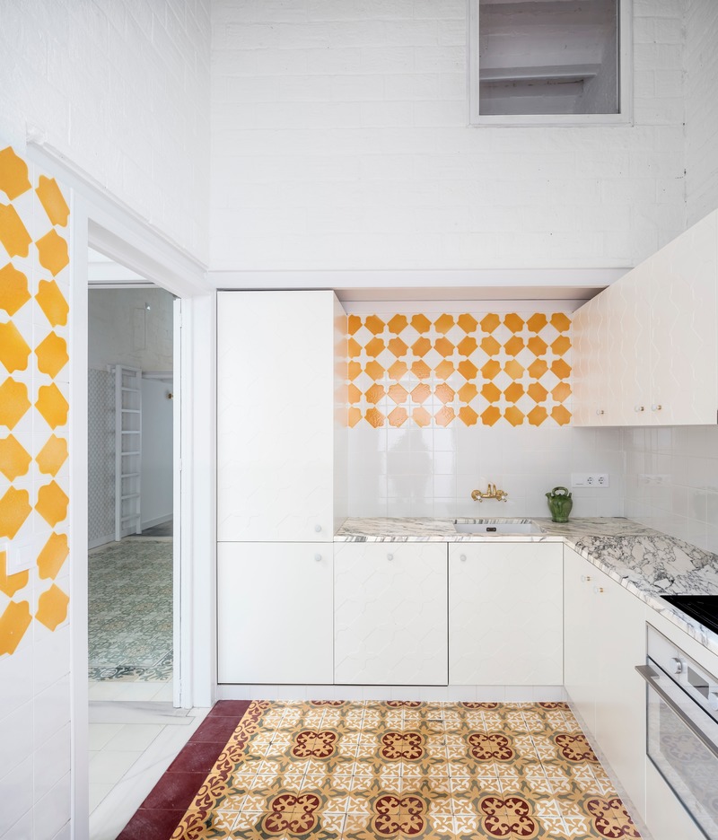 Dossier de presse | 4477-01 - Communiqué de presse | Vallirana 47. Hybrid superposition - vora - Design d’intérieur résidentiel - Ground floor apartment, kitchen. Bespoke tiles by Cumella - Crédit photo : Adrià Goula