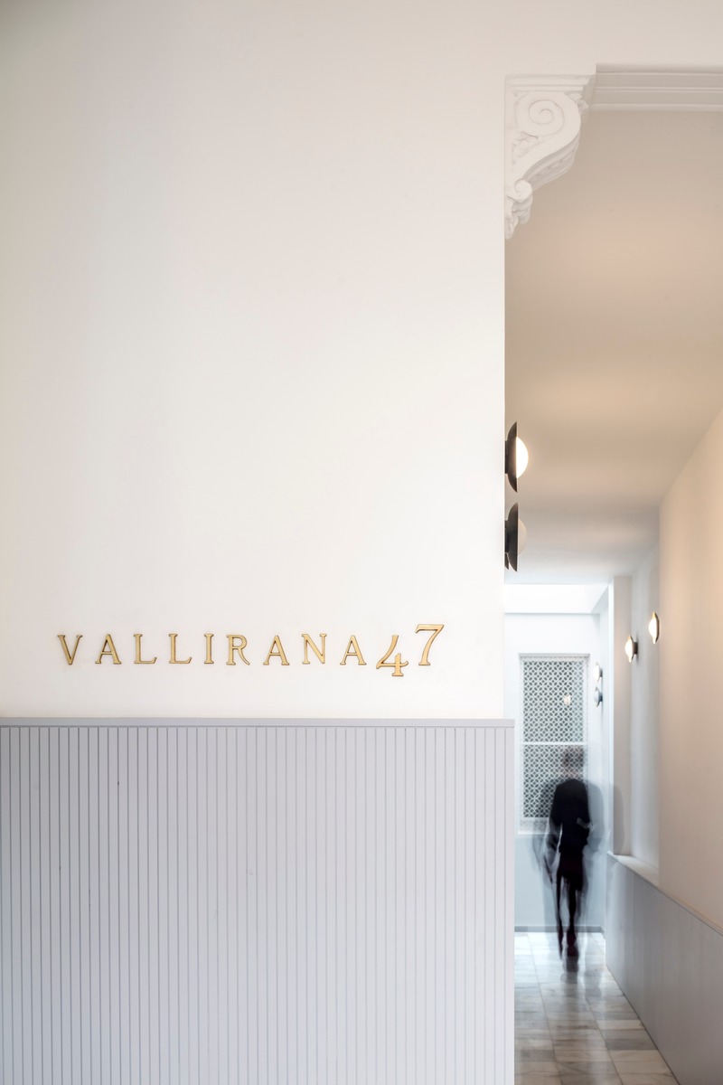 Dossier de presse | 4477-01 - Communiqué de presse | Vallirana 47. Hybrid superposition - vora - Design d’intérieur résidentiel - Entrance corridor to the building. New skylight open at the end - Crédit photo : Adrià Goula