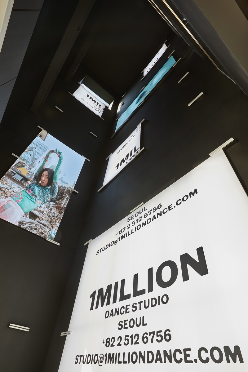 Press kit | 1332-05 - Press release | Branding & Environmental Design – It takes two to tango - TUX - Commercial Interior Design - Digital Integration in the Entrance - Photo credit: Kwon Yoonsung