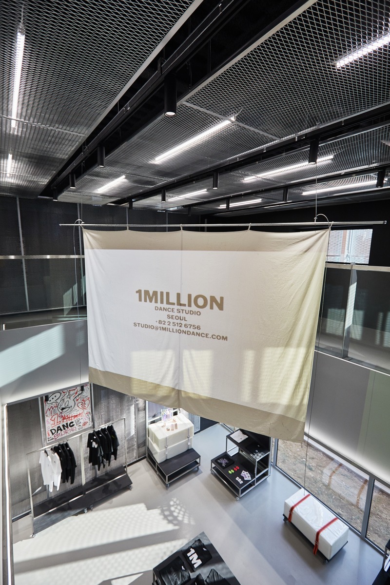Press kit | 1332-05 - Press release | Branding & Environmental Design – It takes two to tango - TUX - Commercial Interior Design - Digital integration in the Atrium (projection on suspended traditional korean fabric) - Photo credit: Kwon Yoonsung