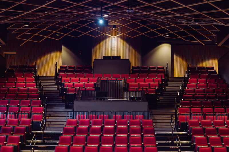 Dossier de presse | 1020-10 - Communiqué de presse | L’IRAC annonce les lauréats des Prix du cabinet d’architectes de la relève de l’année 2020 - L'Institut royal d'architecture du Canada - Concours - Théâtre du College of Piping - Crédit photo : Tamzin Gillis, Dear Addie Photography