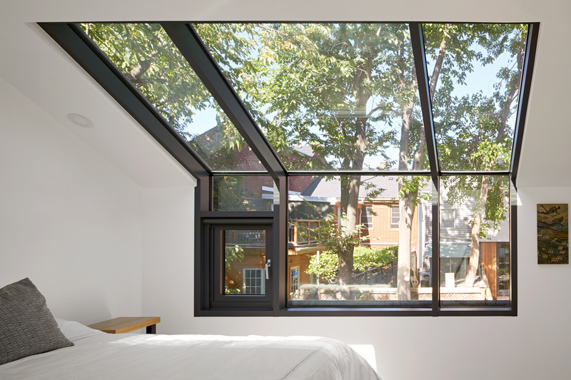 Dossier de presse | 1020-12 - Communiqué de presse | L’IRAC annonce le lauréat du Prix de l’architecte de la relève 2020 - L'Institut royal d'architecture du Canada - Concours - Lippincott, fenêtre de la chambre principale - Crédit photo : Ben Rahn / A-Frame