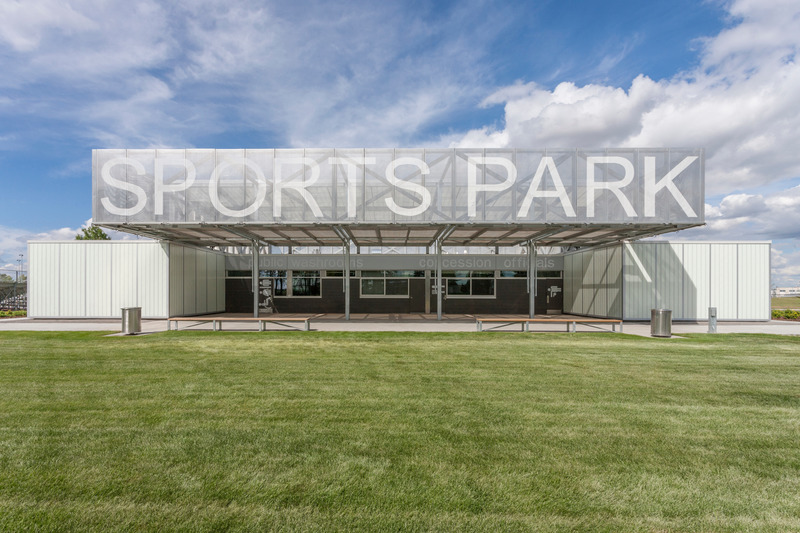 Dossier de presse | 1020-09 - Communiqué de presse | L’IRAC annonce le lauréat du Prix du cabinet d’architectes de l’année 2020 - L'Institut royal d'architecture du Canada - Concours - <p class="">John Fry Sports Park Pavilion, Edmonton, AB, 2015</p><p class="">Client: The City of Edmonton</p> - Crédit photo : Bruce Edward Statham/yellowcamera