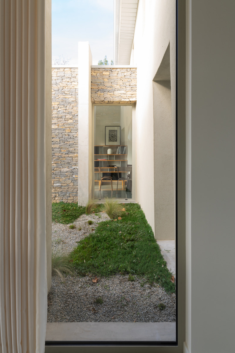 Press kit | 2926-03 - Press release | BON a house and two extensions - (ma!ca) architecture - Residential Architecture - the patio : space between the two extensions<br> - Photo credit: Aurélien Aumond