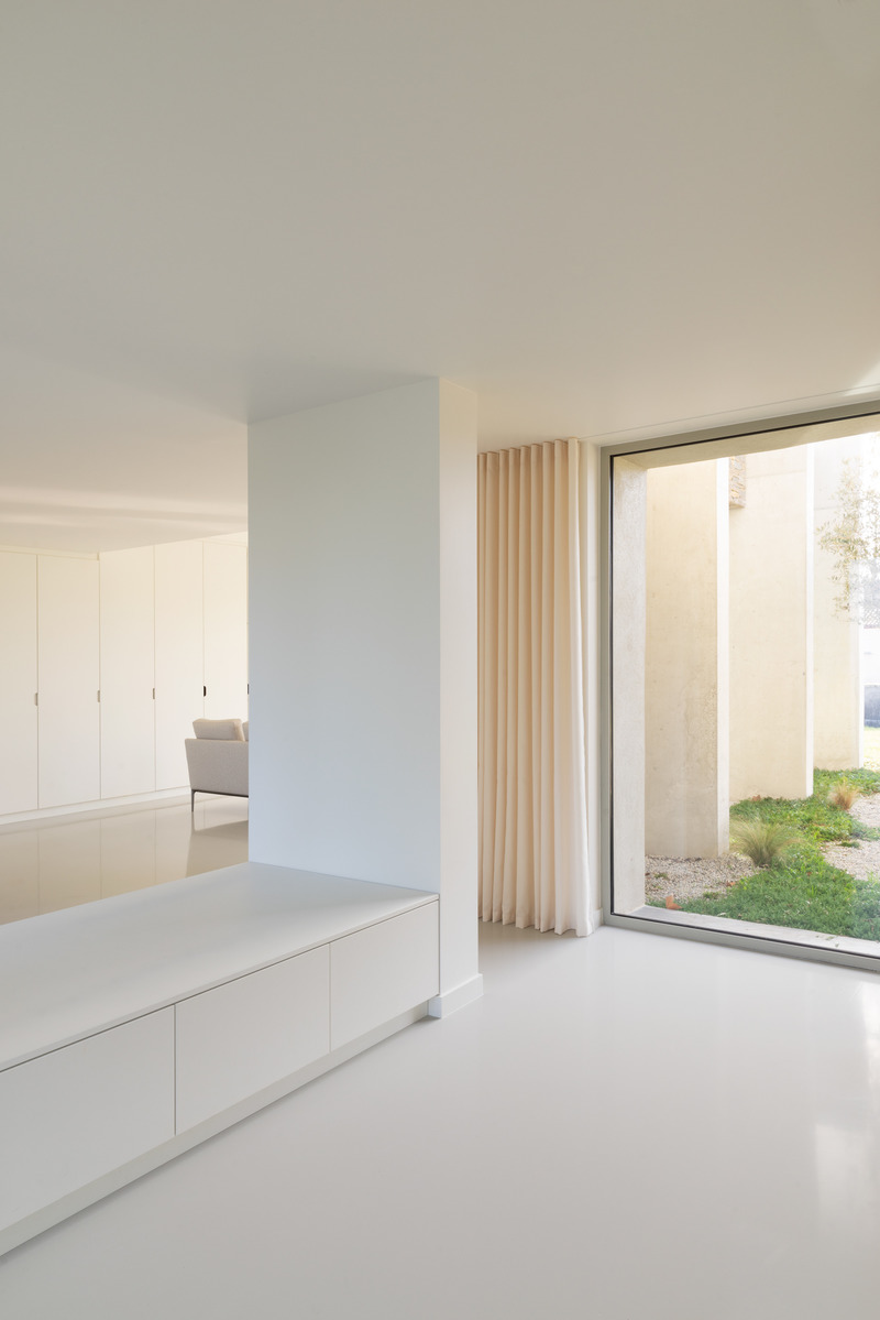 Press kit | 2926-03 - Press release | BON a house and two extensions - (ma!ca) architecture - Residential Architecture - entrance space and patio<br style=""> - Photo credit: Aurélien Aumond