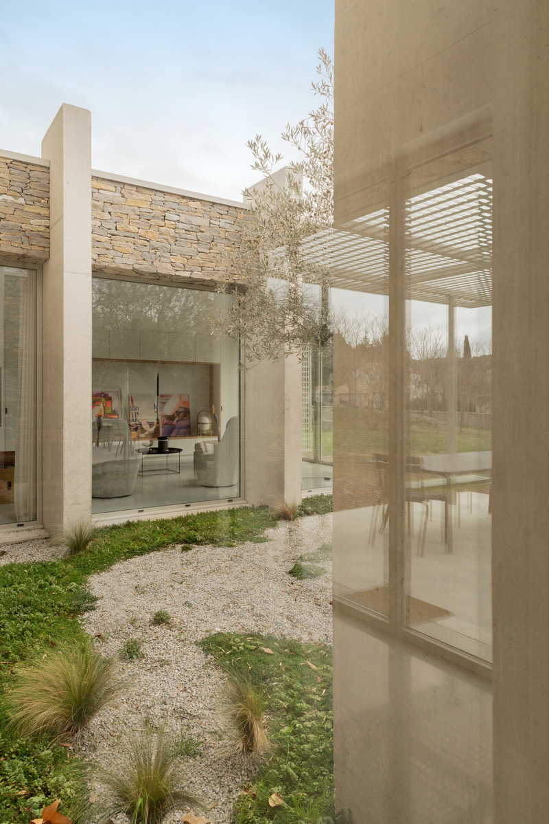 Press kit | 2926-03 - Press release | BON a house and two extensions - (ma!ca) architecture - Residential Architecture - patio - Photo credit: Aurélien Aumond