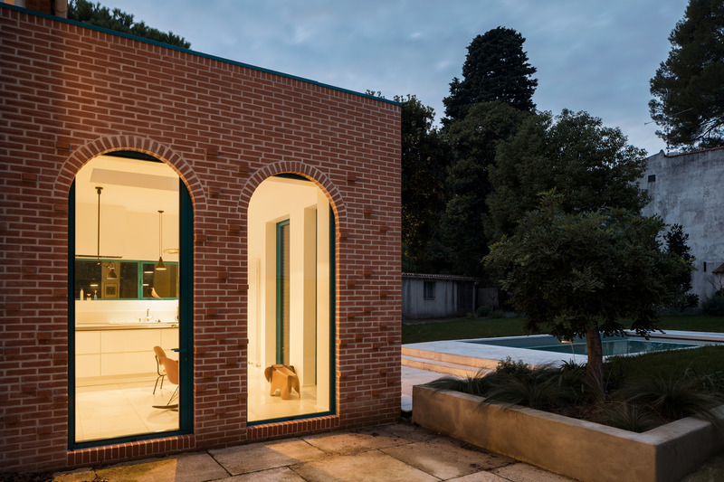 Press kit | 2926-04 - Press release | MON house & brick extension - (ma!ca) architecture - Residential Architecture - arched windows frames<br> - Photo credit: Ivan Mathie