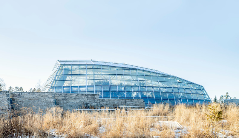 Dossier de presse | 1020-11 - Communiqué de presse | L’IRAC et la Fiducie nationale du Canada annonce les lauréats des Prix du XXe siècle de l’année 2020 - L'Institut royal d'architecture du Canada - Concours -  Contemporary View (winter 2020) of the Display house and base of retaining walls<br>viewed from the east<br>  - Crédit photo : Richard Seck