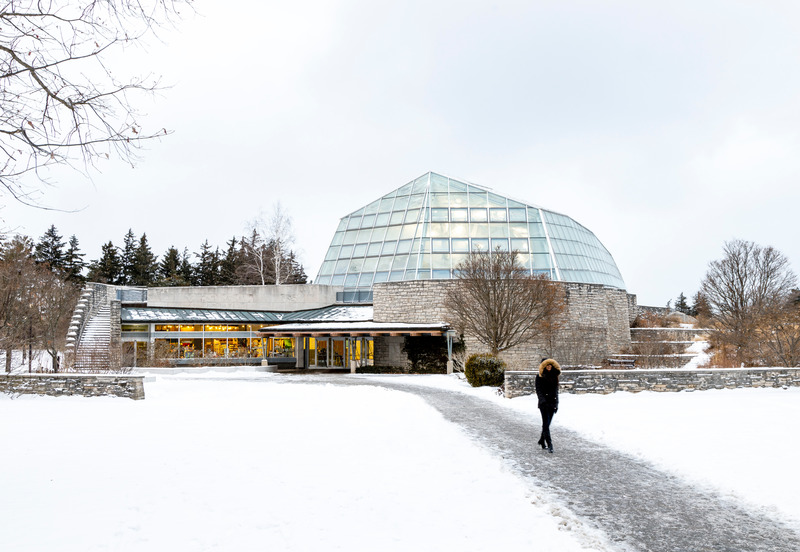 Dossier de presse | 1020-11 - Communiqué de presse | L’IRAC et la Fiducie nationale du Canada annonce les lauréats des Prix du XXe siècle de l’année 2020 - L'Institut royal d'architecture du Canada - Concours - Vue contemporaine de la cour d'entrée et des serres-jardins de papillons avoisinants depuis la sortie sud du Jardin botanique - Crédit photo : Richard Seck