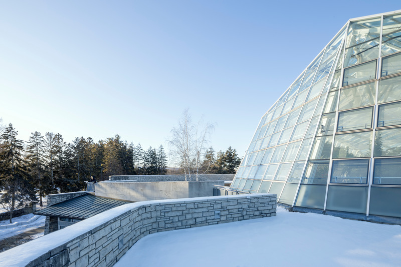 Dossier de presse | 1020-11 - Communiqué de presse | L’IRAC et la Fiducie nationale du Canada annonce les lauréats des Prix du XXe siècle de l’année 2020 - L'Institut royal d'architecture du Canada - Concours - Vue contemporaine du pavillon d'exposition et du toit au-dessus des installations de façade depuis le sud-est. - Crédit photo : Richard Seck