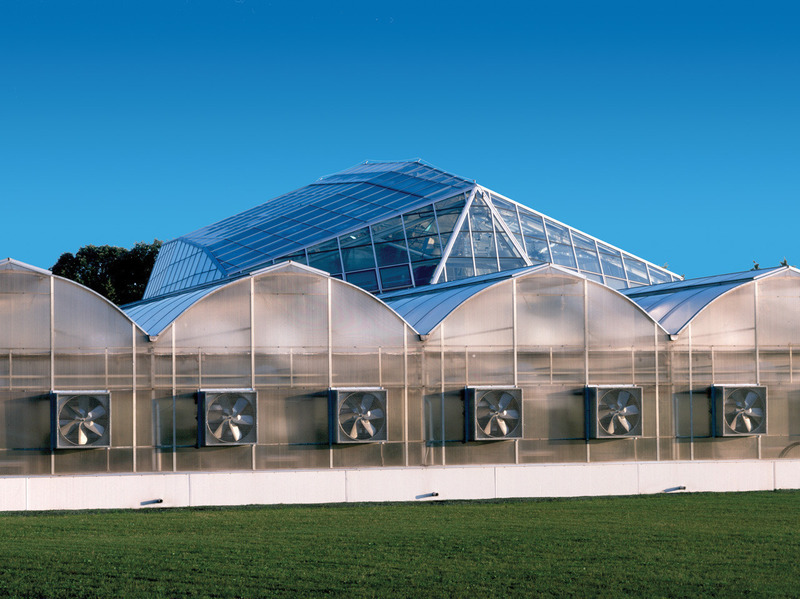 Dossier de presse | 1020-11 - Communiqué de presse | L’IRAC et la Fiducie nationale du Canada annonce les lauréats des Prix du XXe siècle de l’année 2020 - L'Institut royal d'architecture du Canada - Concours - Photo originale des serres de production et du pavillon d'exposition vus du nord-est - Crédit photo : Steven Evans