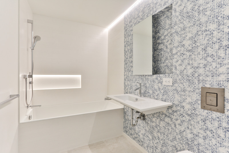 Press kit | 2344-02 - Press release | Two Intertwined Homes - Efficient, Sustainable and Healthy Urban Living - baukultur/ca - Residential Architecture - Family Bath, Unit B<br> - Photo credit: Michael Peart