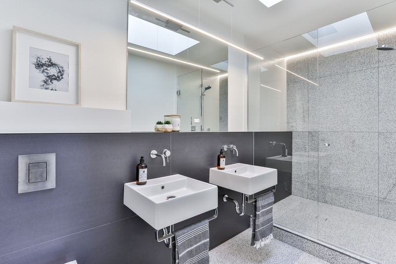 Press kit | 2344-02 - Press release | Two Intertwined Homes - Efficient, Sustainable and Healthy Urban Living - baukultur/ca - Residential Architecture - En-suite Master Bathroom, Unit B<br style=""> - Photo credit: Michael Peart
