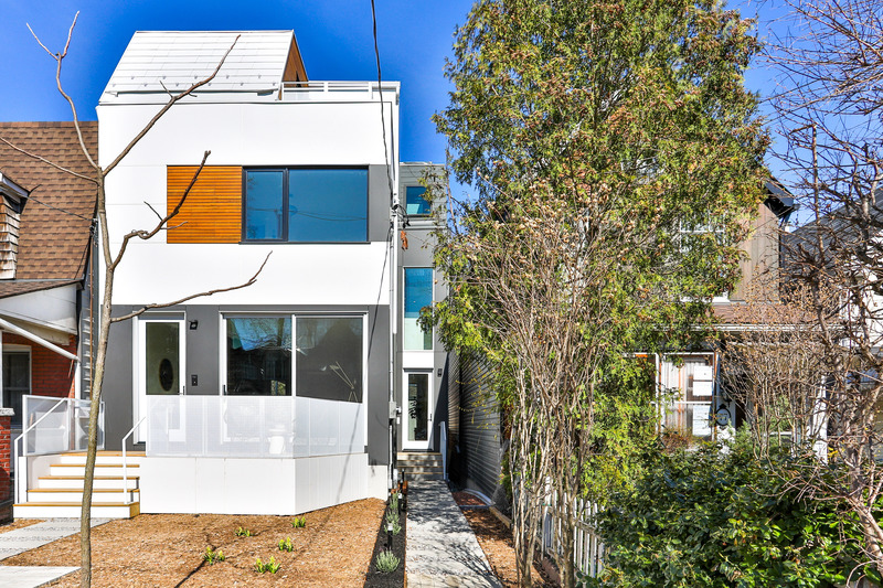 Press kit | 2344-02 - Press release | Two Intertwined Homes - Efficient, Sustainable and Healthy Urban Living - baukultur/ca - Residential Architecture - West Facade<br> - Photo credit: Michael Peart
