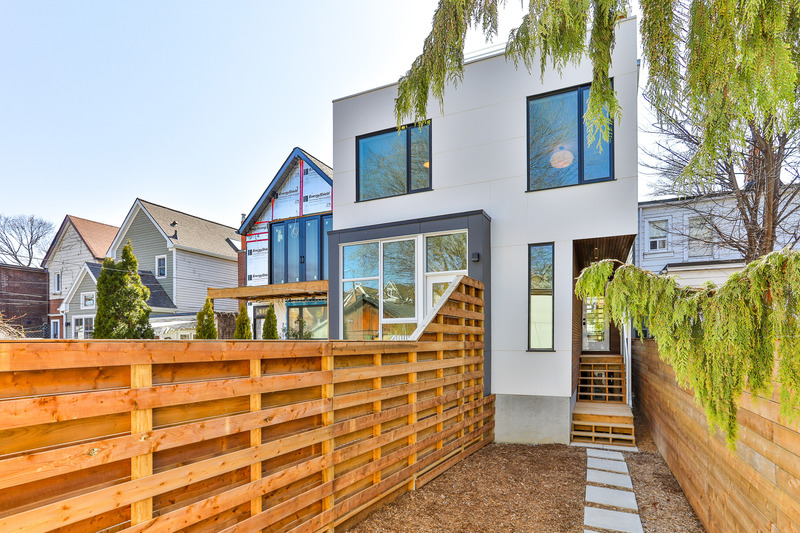 Press kit | 2344-02 - Press release | Two Intertwined Homes - Efficient, Sustainable and Healthy Urban Living - baukultur/ca - Residential Architecture - East Facade<br style=""> - Photo credit: Michael Peart