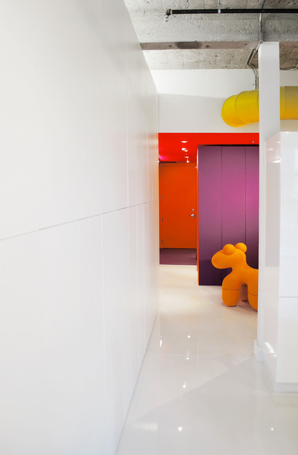 Dossier de presse | 1010-01 - Communiqué de presse | Couleurs prismatiques - Studio Jean Verville architectes - Design d’intérieur résidentiel - Crédit photo : Jean Verville architecte