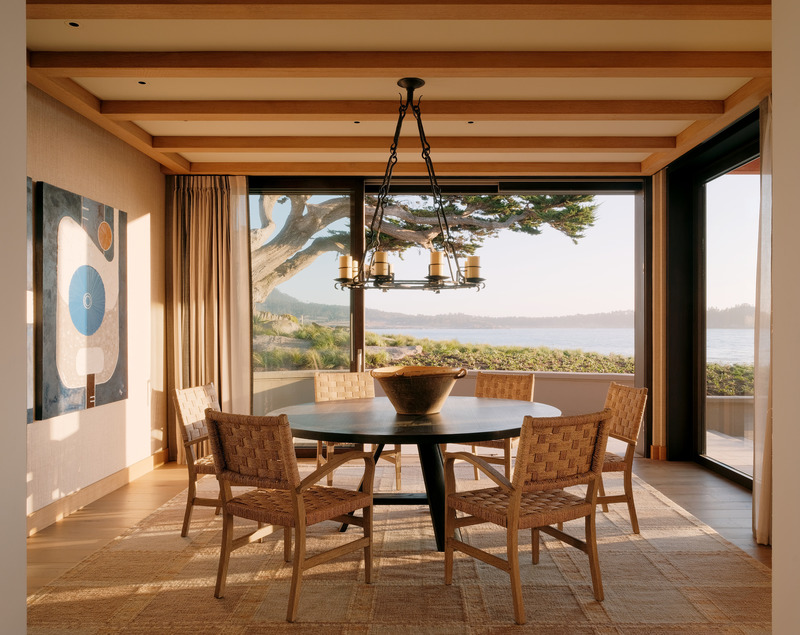 Dossier de presse | 2757-15 - Communiqué de presse | Studio Schicketanz Embraces the California Coast - Studio Schicketanz - Architecture résidentielle -  Scenic Drive: Every space within this waterfront residence was designed to take in views of Carmel Bay.  - Crédit photo : Joe Fletcher Photography