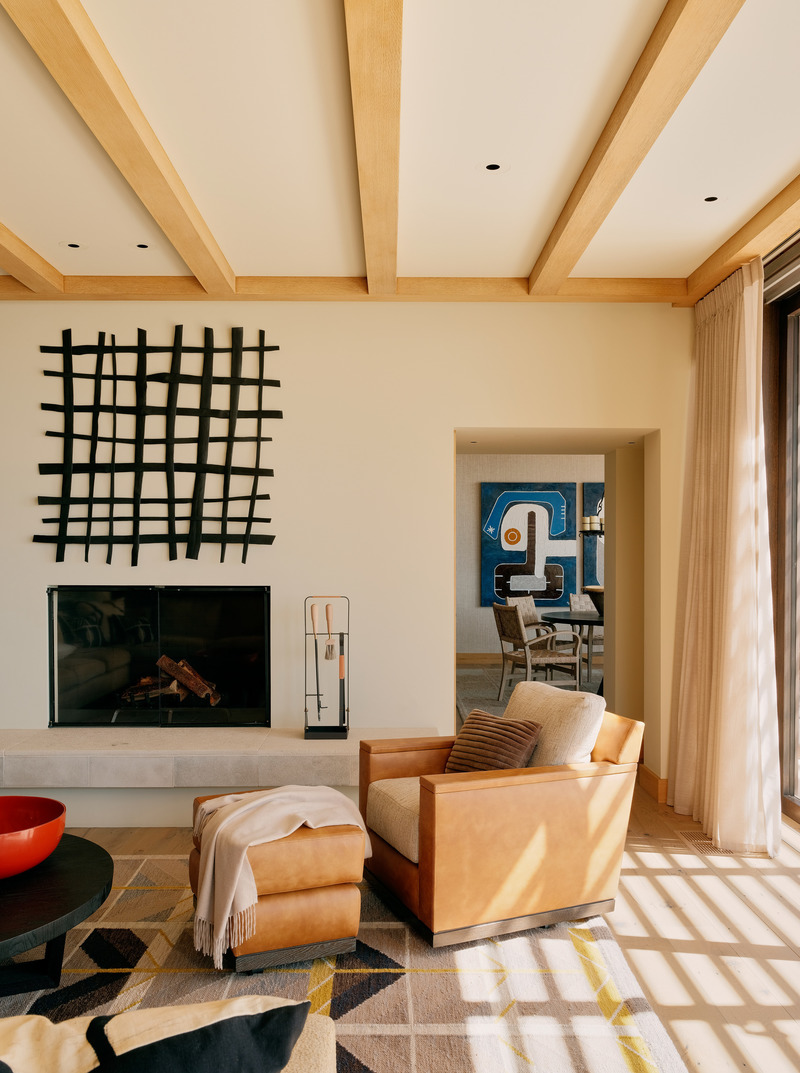 Dossier de presse | 2757-15 - Communiqué de presse | Studio Schicketanz Embraces the California Coast - Studio Schicketanz - Architecture résidentielle -  Scenic Drive: Rich interior accents provide grounding elements in the light-filled great room.  - Crédit photo : Joe Fletcher Photography