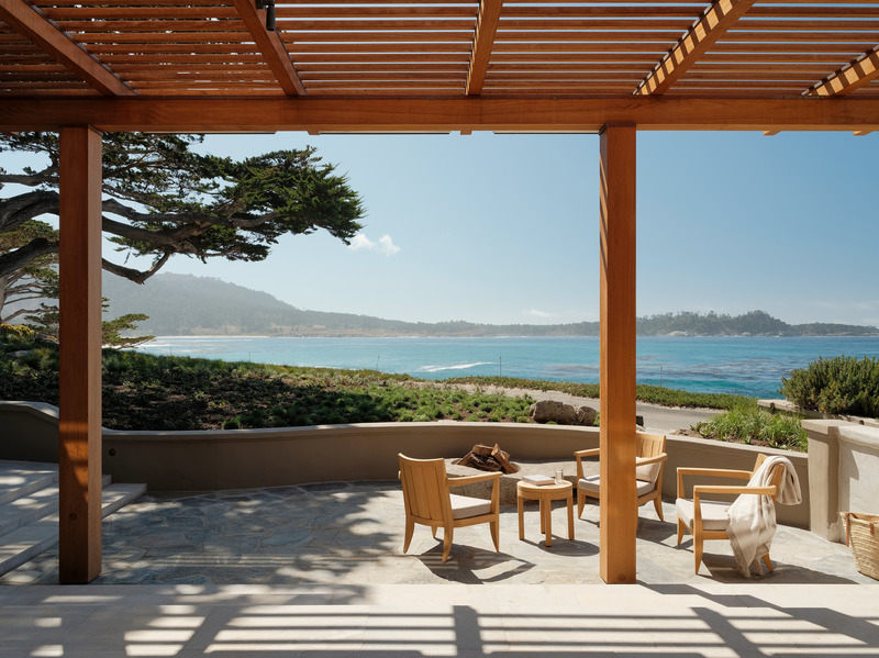 Dossier de presse | 2757-15 - Communiqué de presse | Studio Schicketanz Embraces the California Coast - Studio Schicketanz - Architecture résidentielle -  Scenic Drive: Looking through the first floor level, you can see onto the patio and the views beyond.  - Crédit photo : Joe Fletcher Photography