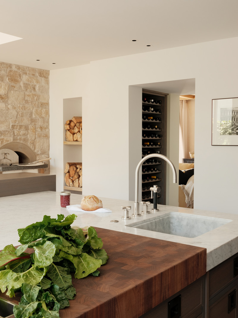 Dossier de presse | 2757-15 - Communiqué de presse | Studio Schicketanz Embraces the California Coast - Studio Schicketanz - Architecture résidentielle -  Scenic Drive: The kitchen offers sight lines to the main living areas.  - Crédit photo : Joe Fletcher Photography